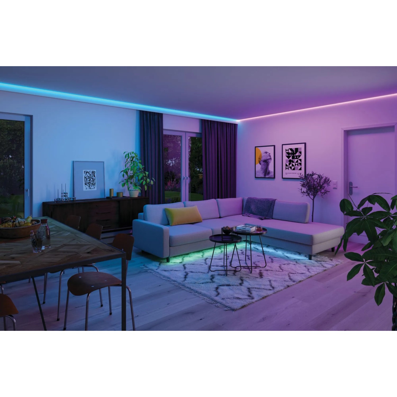 Wohnraum mit Paulmann LED-Strip MaxLED 1000 RGBW, der farbiges Licht an Decke und unter Sofa spendet.