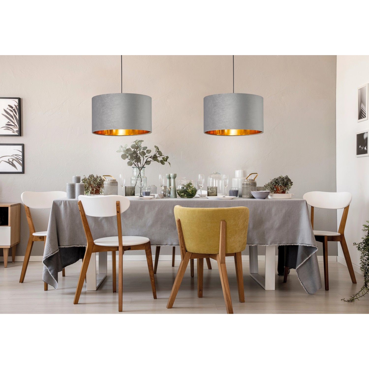 Graue Fischer & Honsel Pendelleuchte Aura Samt, Ø 40 cm, über Esstisch mit goldenem Innenleben.