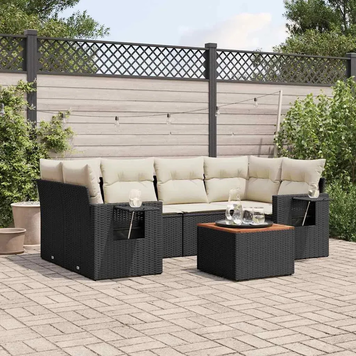 Schwarze 7-tlg. vidaXL Garten-Sofagarnitur aus Rattan mit cremefarbenen Kissen und Tisch.