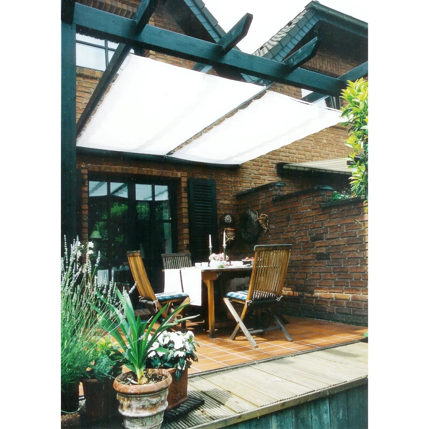 Weißes Floracord Vierecksonnensegel (270x140 cm) über einer Terrasse mit Sitzgruppe.