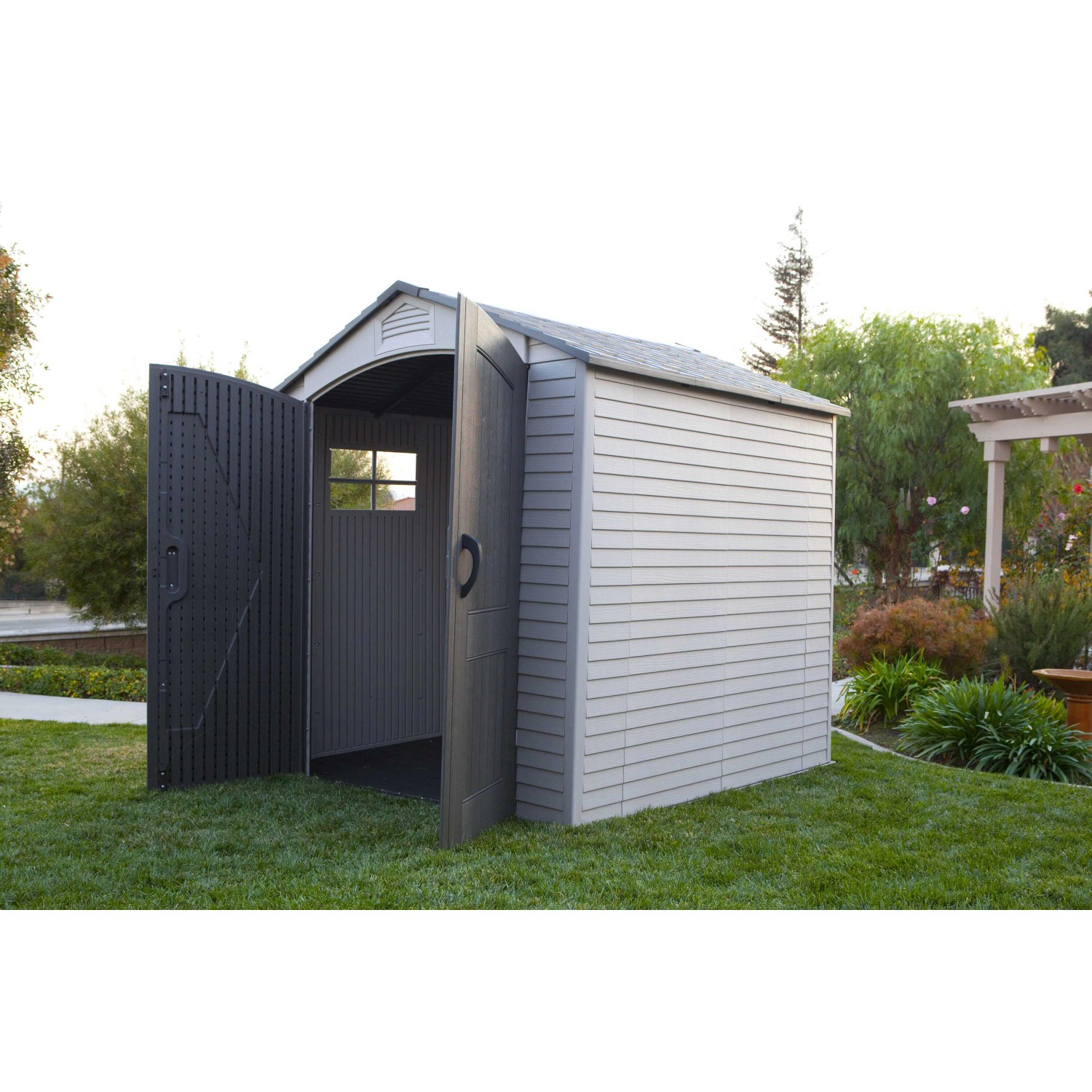 Lifetime Gerätehaus Fox, anthrazit-graues Kunststoff-Gartenhaus mit geöffneten Doppeltüren.