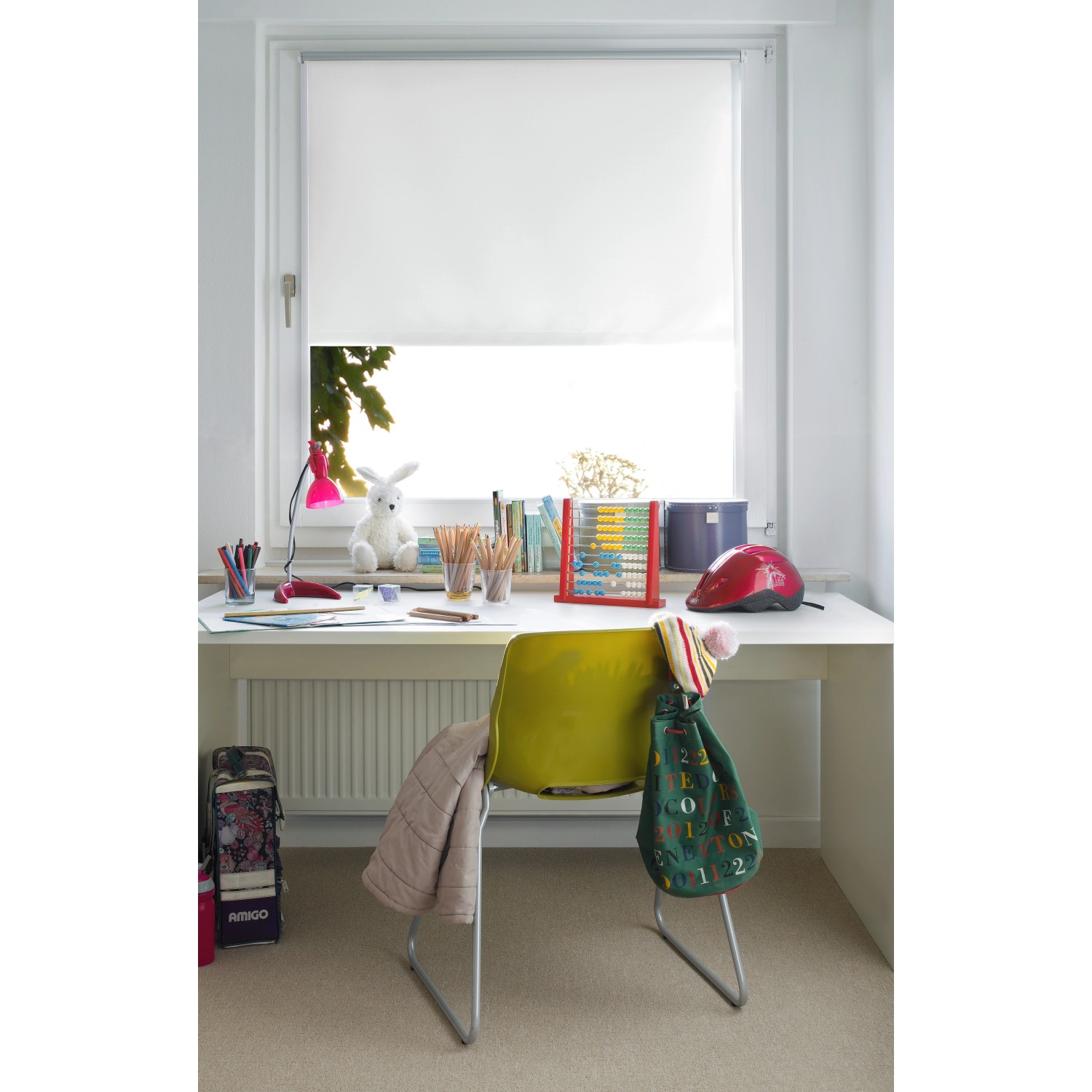 Gardinia EasyFix Thermo Rollo, 90x210 cm, weiß, am Fenster im Kinderzimmer.