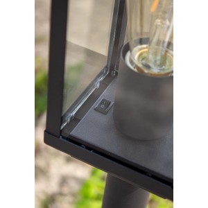 Detailaufnahme der Eco-Light Sockelleuchte Karo, schwarz matt, mit Dämmerungssensor und E27 Fassung.