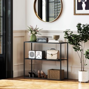 Schwarzer HOMCOM Konsolentisch mit 2 Ebenen und Deko im Wohnzimmer.