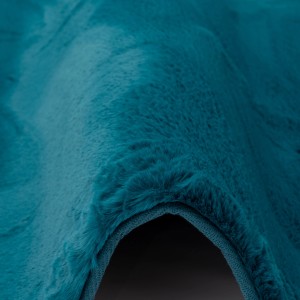 Detailaufnahme: Runder, petrolfarbener Fellteppich Plush Super Soft von Pergamon, 120x120cm.