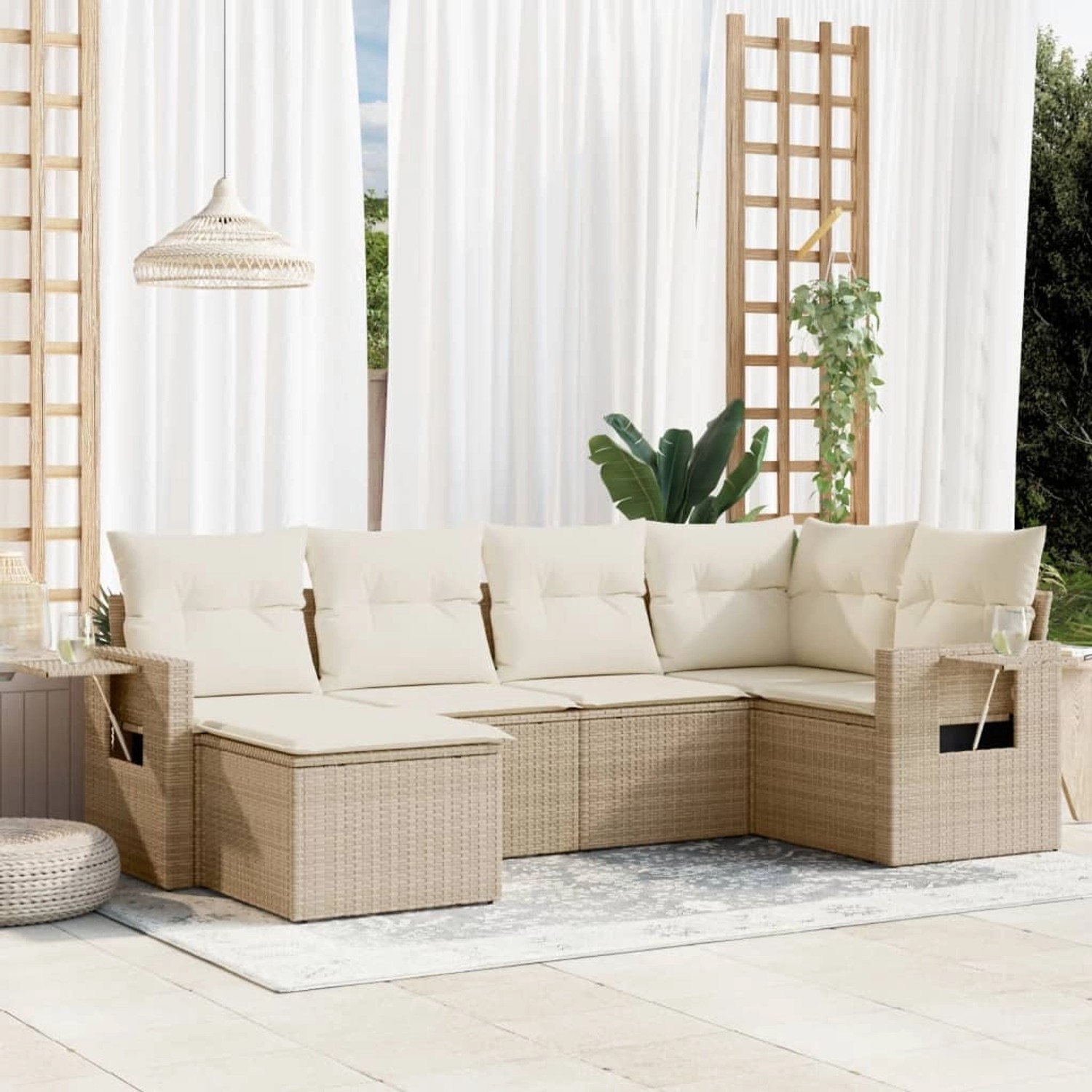 Beige 6-teilige Garten-Sofagarnitur aus Poly Rattan mit cremefarbenen Kissen.