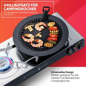 Runde Evocamp Grillplatte (32 cm) mit Antihaftbeschichtung auf Gaskocher, belegt mit Gemüse, Pilzen und Garnelen.