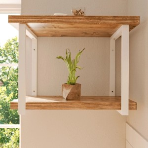 Zwei weiße HEVVA REUSS Regalhalterungen, 20 cm tief, mit Holzbrettern an der Wand. Modernes 2er Set für Ablagen.