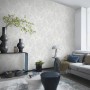 Wohnraum mit Erismann Vliestapete Spotlight Bliss Weiß mit Blättermotiv.