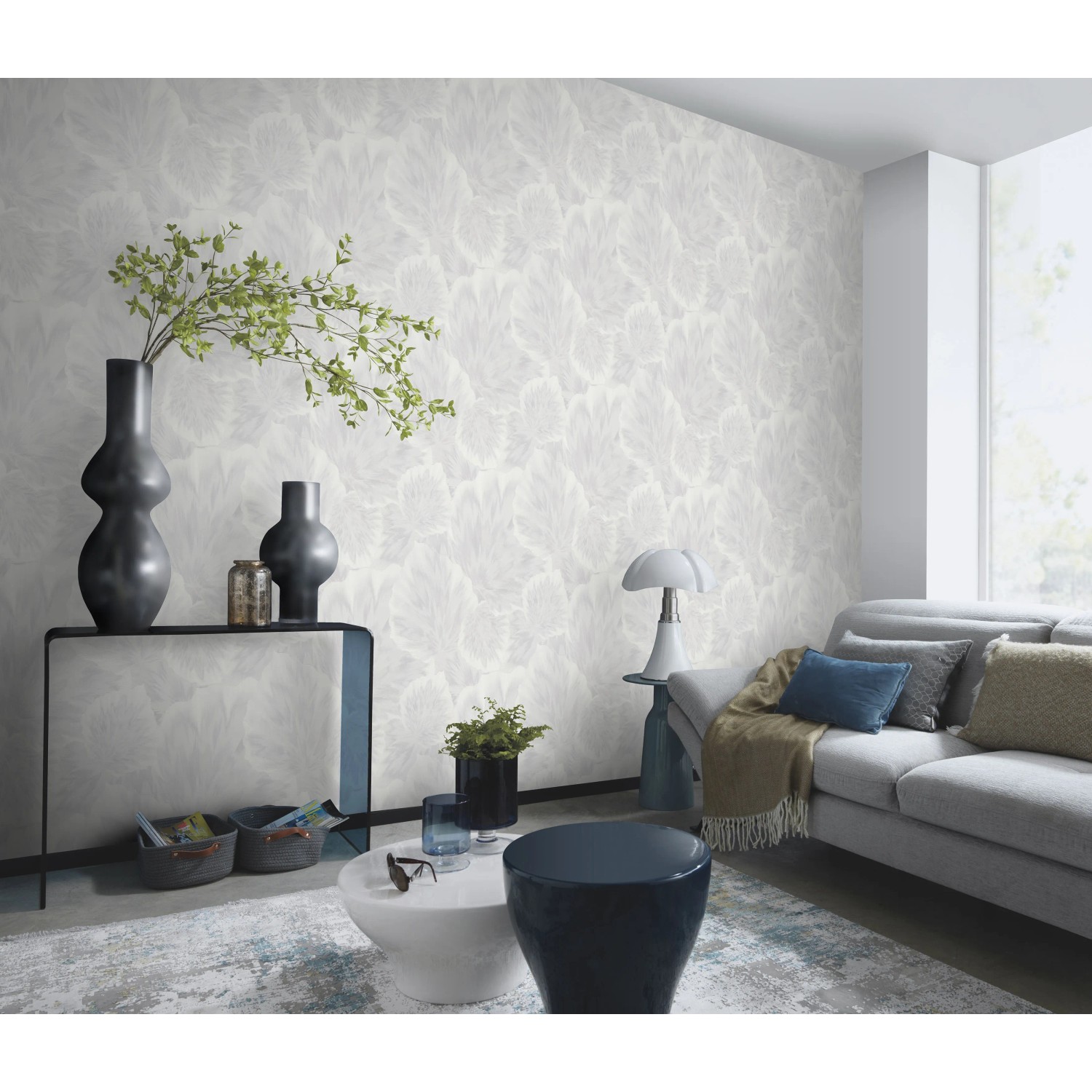 Wohnraum mit Erismann Vliestapete Spotlight Bliss Weiß mit Blättermotiv.