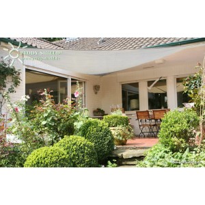 Graues, dreieckiges HDPE Sonnensegel (500 cm) von Peddy Shield spendet Schatten im Garten.