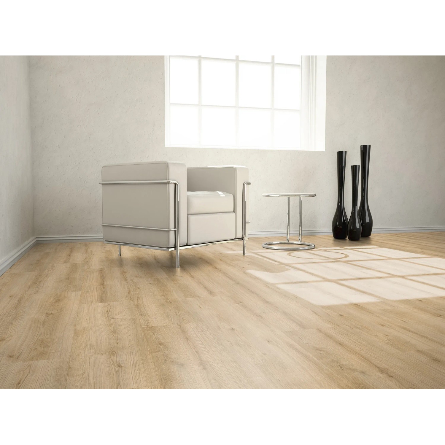 Heller Raum mit Kaindl Comfort Laminat 7 mm Eiche Cordoba Boden, Sessel und Dekoration.