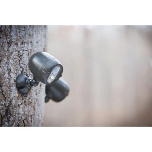 Brauner Mr. Beams LED-Außenstrahler mit Bewegungsmelder (2er-Pack) an Baum montiert.