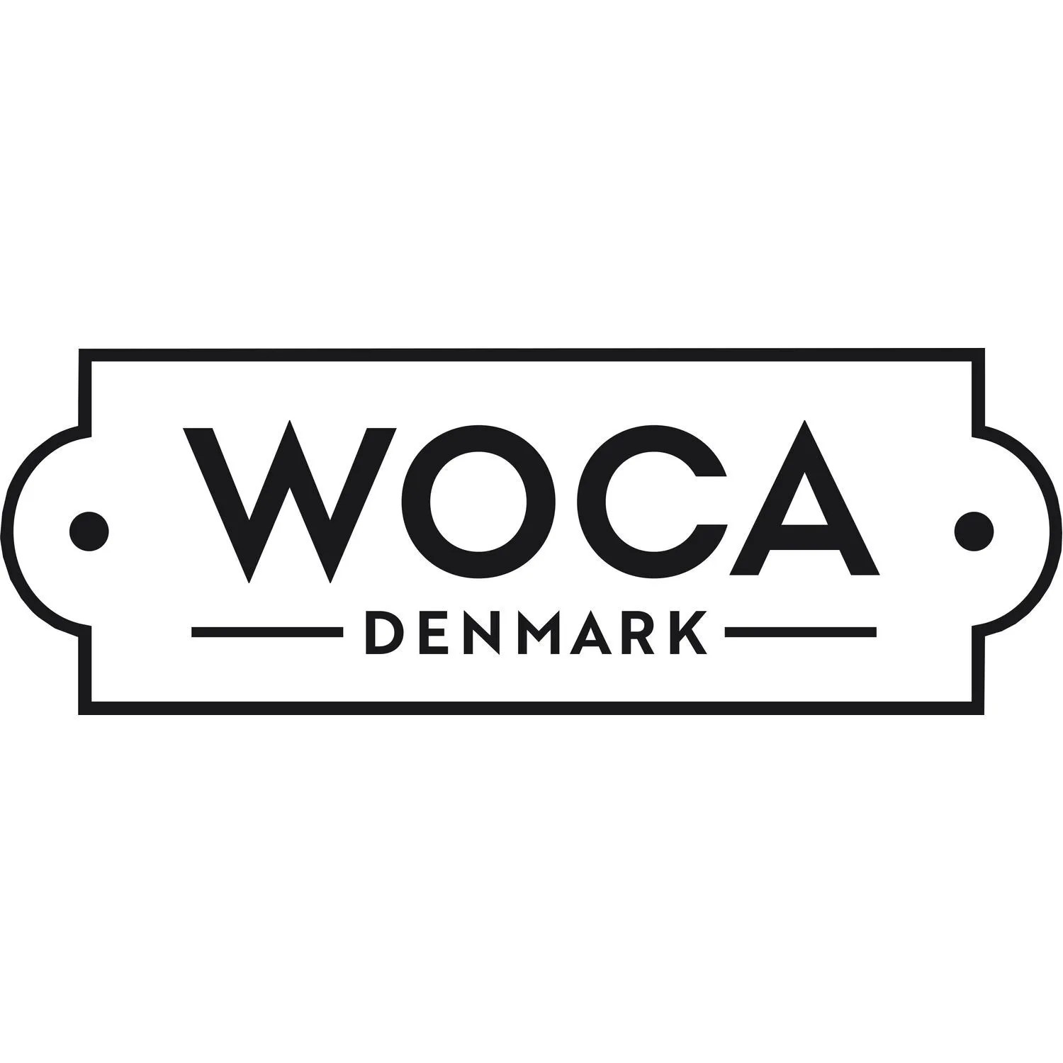 Woca Denmark Logo, schwarze Schrift auf weißem Grund, für Gerbsäureflecken Spray.
