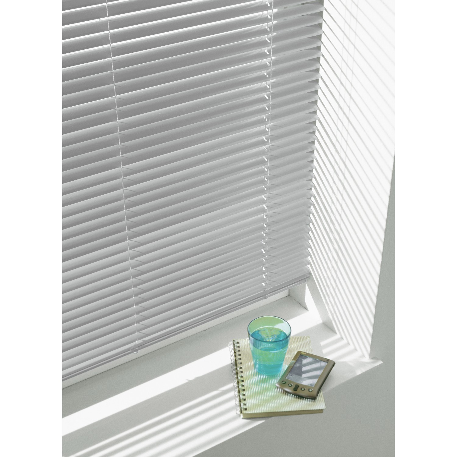 Silberne Aluminium Jalousie von Gardinia, 140x240 cm, für Fensterdekoration und Sonnenschutz.