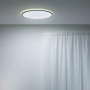 Schwarze WiZ LED-Deckenleuchte SuperSlim, tunable white, 3800 lm, Ø 55 cm an Zimmerdecke.