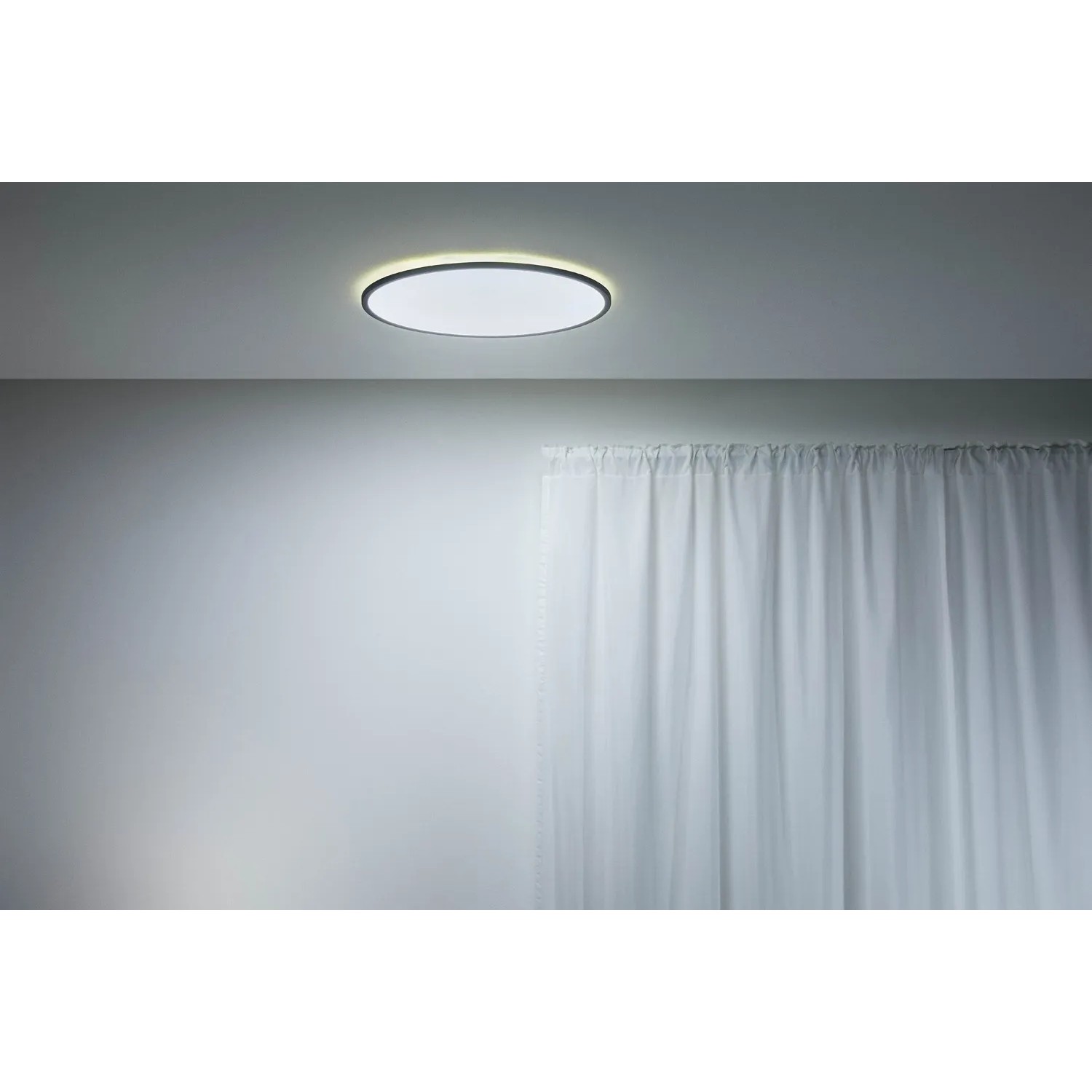 Schwarze WiZ LED-Deckenleuchte SuperSlim, tunable white, 3800 lm, Ø 55 cm an Zimmerdecke.