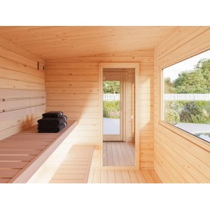 Innenansicht Palmako Sauna Sanna: Naturbelassene Holzverkleidung, Bänke und Fenster mit Ausblick.