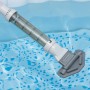 Bestway Lay-Z-Spa Akku Poolsauger im Wasser, zur Reinigung von Whirlpools und Pools.