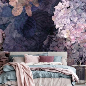 Lila Vlies Fototapete mit Hortensien und Rosen im Schlafzimmer.