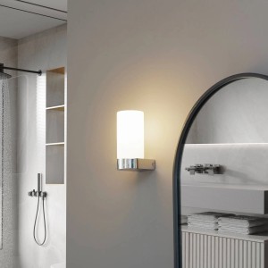 Moderne Bad Wandleuchte Basolo in Chrom. Spritzwassergeschützte Wandlampe für Badezimmer.