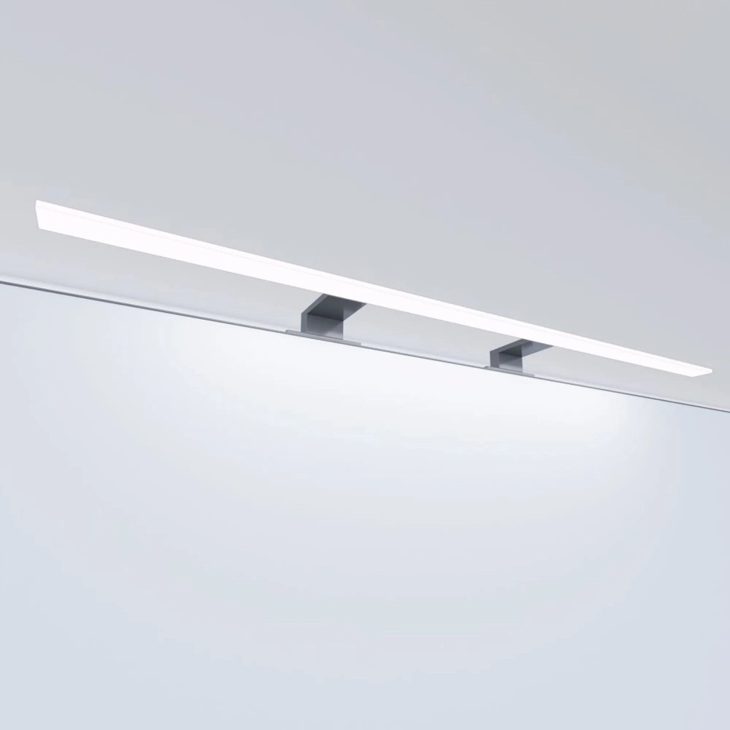 Moderne LED Badleuchte in Chrom, 80cm, zur Montage am Spiegel oder Schrank.