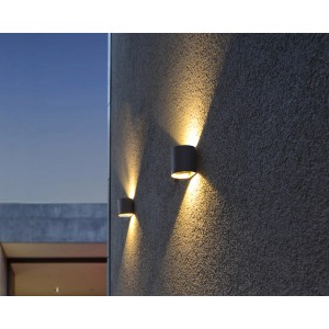 Moderne LED-Außenwandleuchte Dodd aus Aluminiumguss mit Up- & Downlight Effekt.