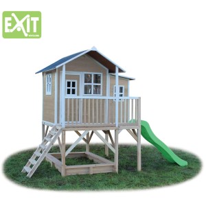 EXIT Loft 550 Holzspielhaus mit Rutsche, Sandkasten und Leiter im Garten.