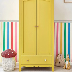 Gelber Kleiderschrank vor Wand mit Joules Vliestapete Country Critters Chunky Stripe White-Rainbow.