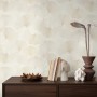 Erismann Vliestapete Elysium Gingko Dream Creme mit Gingko-Blättern auf einer Wand.