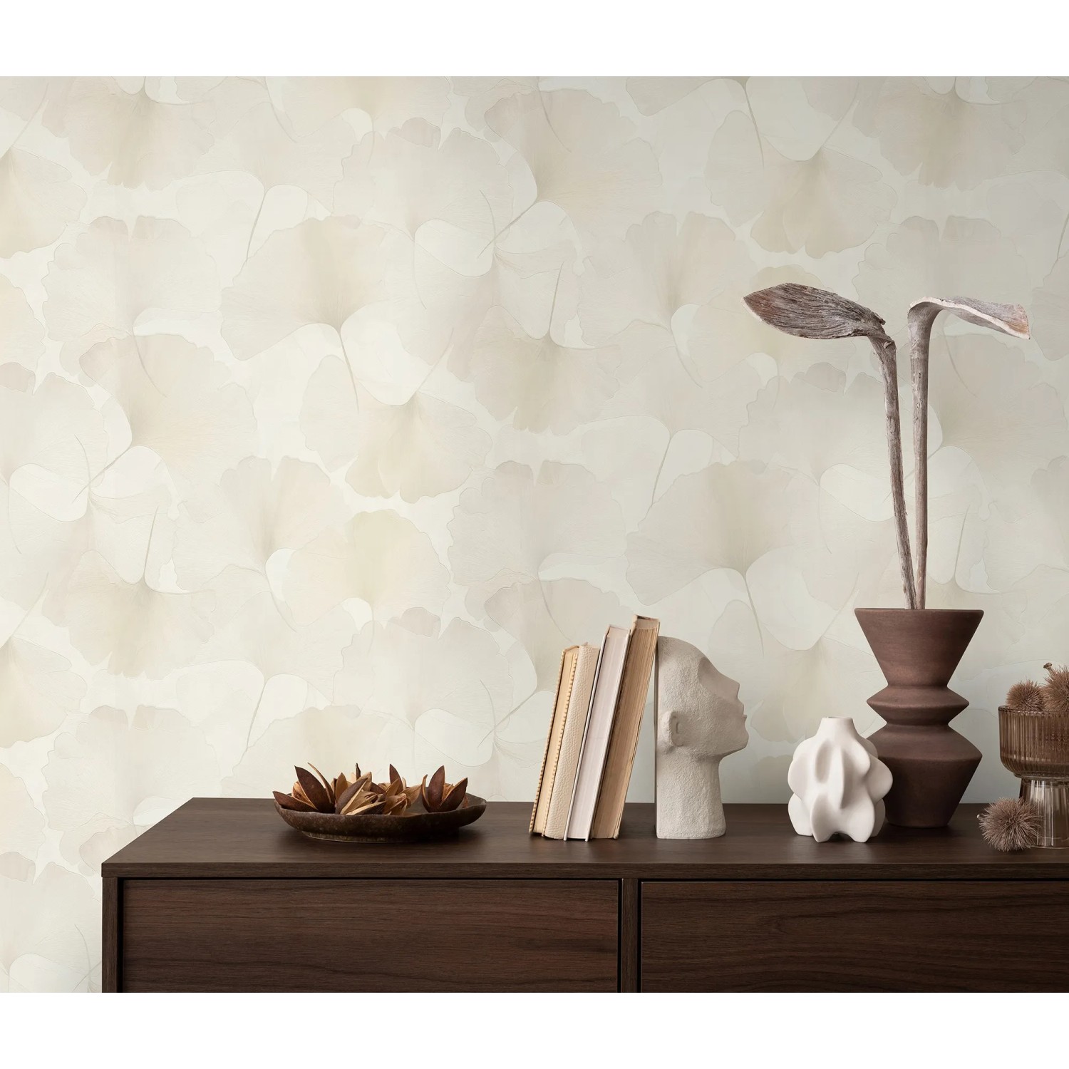 Erismann Vliestapete Elysium Gingko Dream Creme mit Gingko-Blättern auf einer Wand.