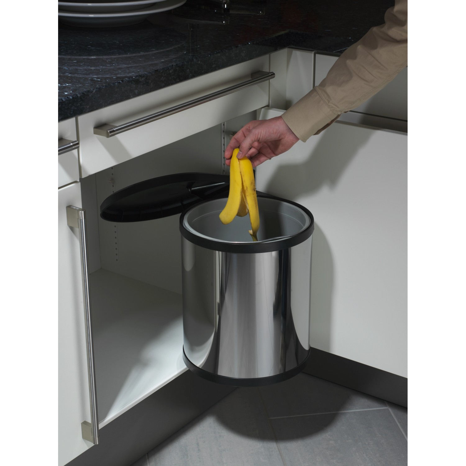 Hailo Mülleimer Compact Box 15L Edelstahl im Unterschrank mit Bananenschalen.