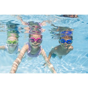 Drei Kinder schwimmen mit Bestway® Schwimmbrillen (sortiert) im Pool.