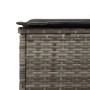 Detailansicht: Graue vidaXL Sonnenliege aus Poly Rattan mit Tisch und Auflage.