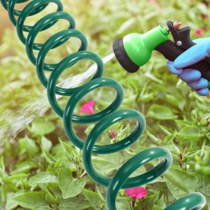 Grüner Spiralschlauch 15m mit Multifunktionsdüse bewässert Pflanzen im Garten. Ideal für die Gartenbewässerung.