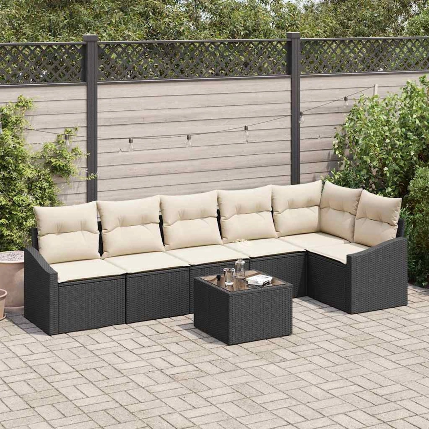 Schwarzes 7-teiliges vidaXL Garten-Sofa-Set aus Poly Rattan mit Tisch und beigen Kissen.