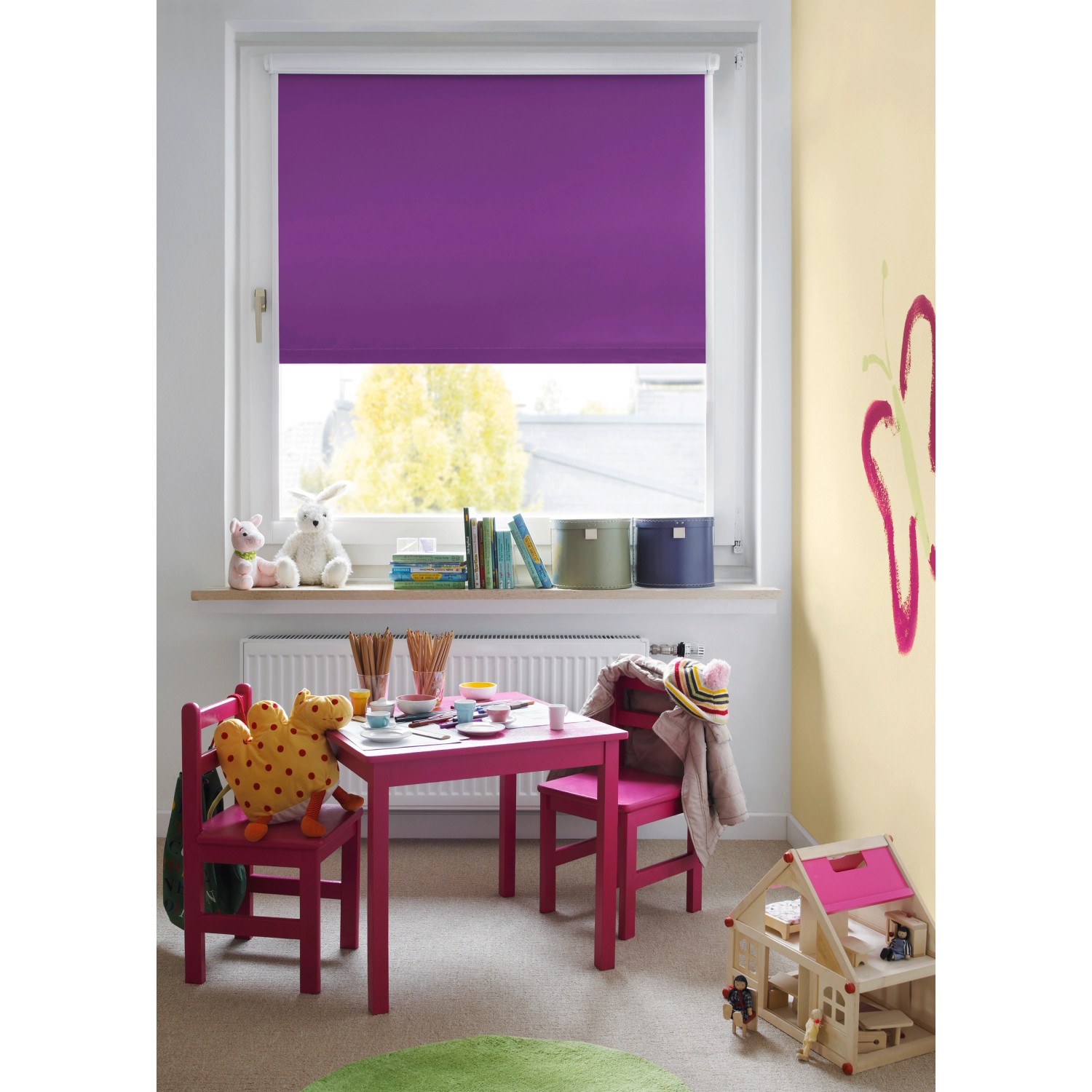 Gardinia EasyFix Rollo Thermo, 100x150 cm, lila, am Fenster im Kinderzimmer.