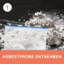 Asbesttest: Entnahme einer Materialprobe in einem transparenten Beutel.