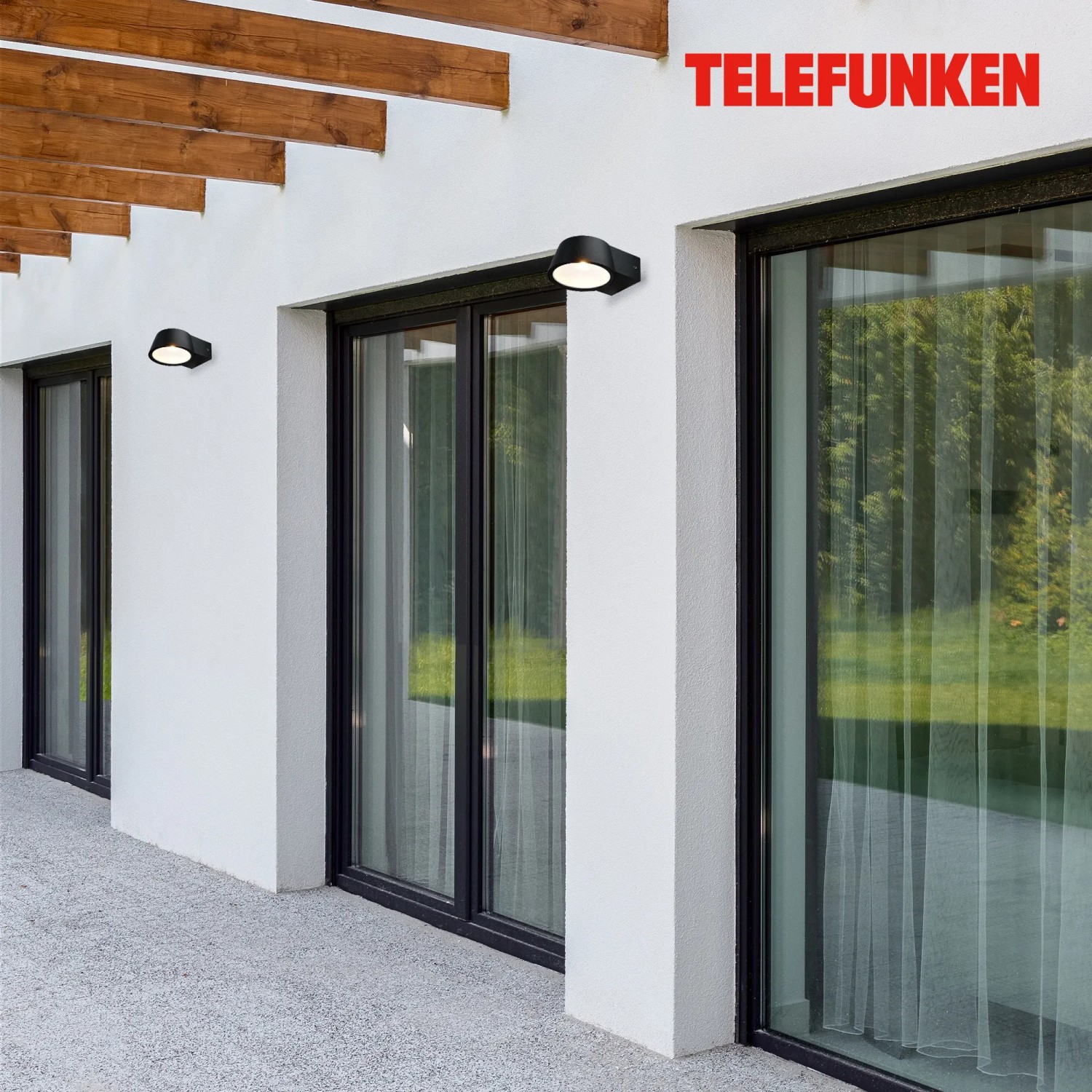Telefunken LED-Außenwandleuchte in Schwarz an einer weißen Hauswand.