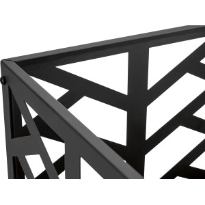Detailansicht: Schwarzer Metall Feuerkorb mit modernem, geometrischem Design.