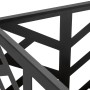 Detailansicht: Schwarzer Metall Feuerkorb mit modernem, geometrischem Design.