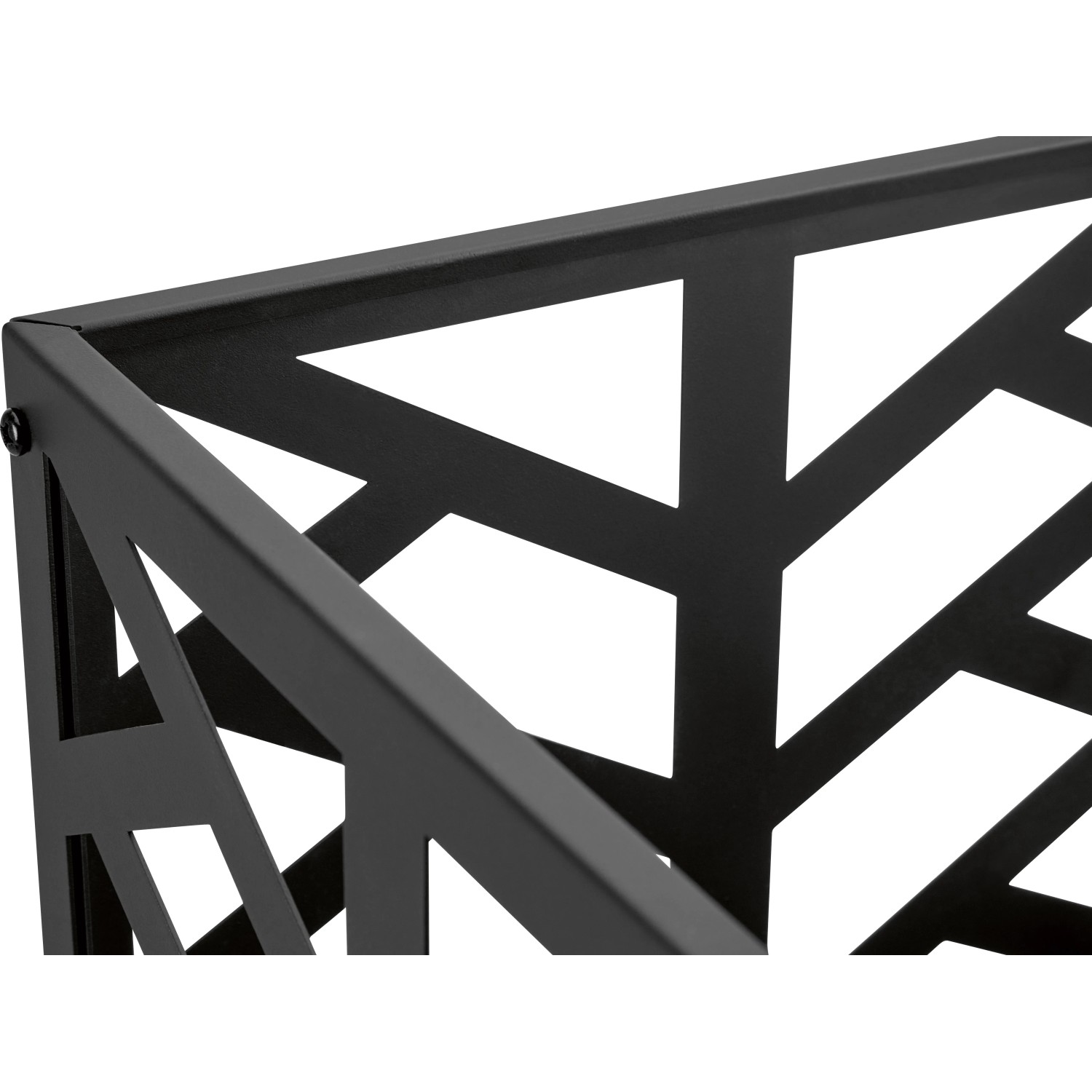 Detailansicht: Schwarzer Metall Feuerkorb mit modernem, geometrischem Design.