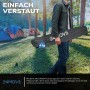 Mann trägt 24MOVE Campingstuhl (faltbar, schwarz) in Tragetasche. Zelte im Hintergrund.