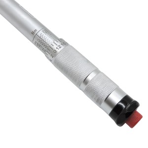 Detailaufnahme: Famex Drehmomentschlüssel mit Einstellskala für präzises Anziehen.