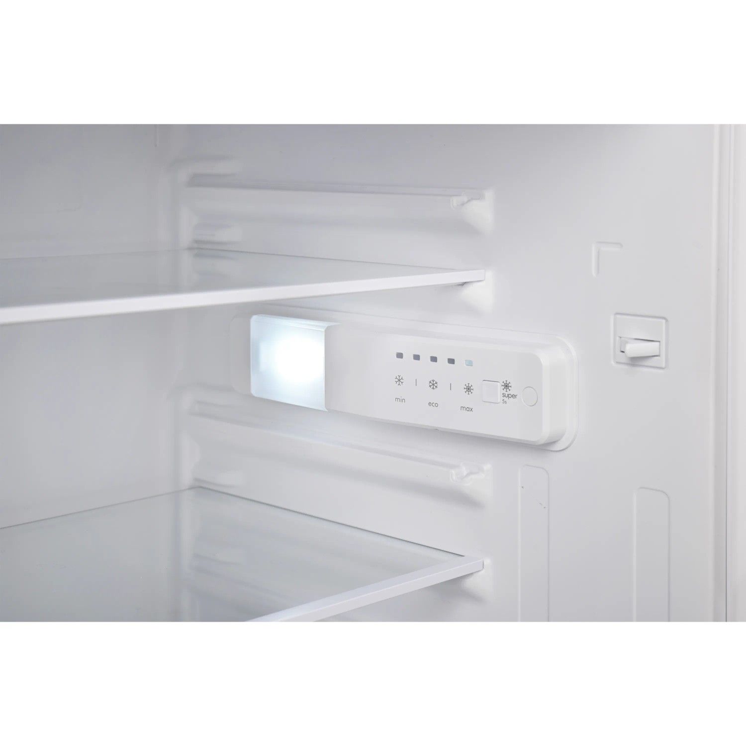 Innenansicht Telefunken Einbaukühlschrank: LED-Beleuchtung und Temperaturregler.