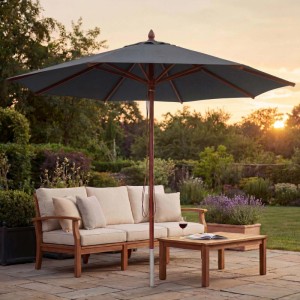Runder anthrazitfarbener MCW Holz-Sonnenschirm auf Terrasse mit Gartenmöbeln. Stabiler Hartholz-Mast, ideal für Gastronomie.