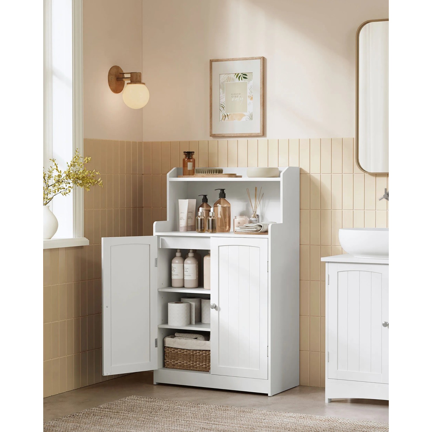 Weißer Songmics Badezimmerschrank Helan-old (30x60x100cm) mit offenen und geschlossenen Fächern.