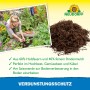 Neudorff Verdunstungsschutz: Frau arbeitet im Gemüsebeet, im Vordergrund Mulch. Pflanzerde für weniger Gießen.