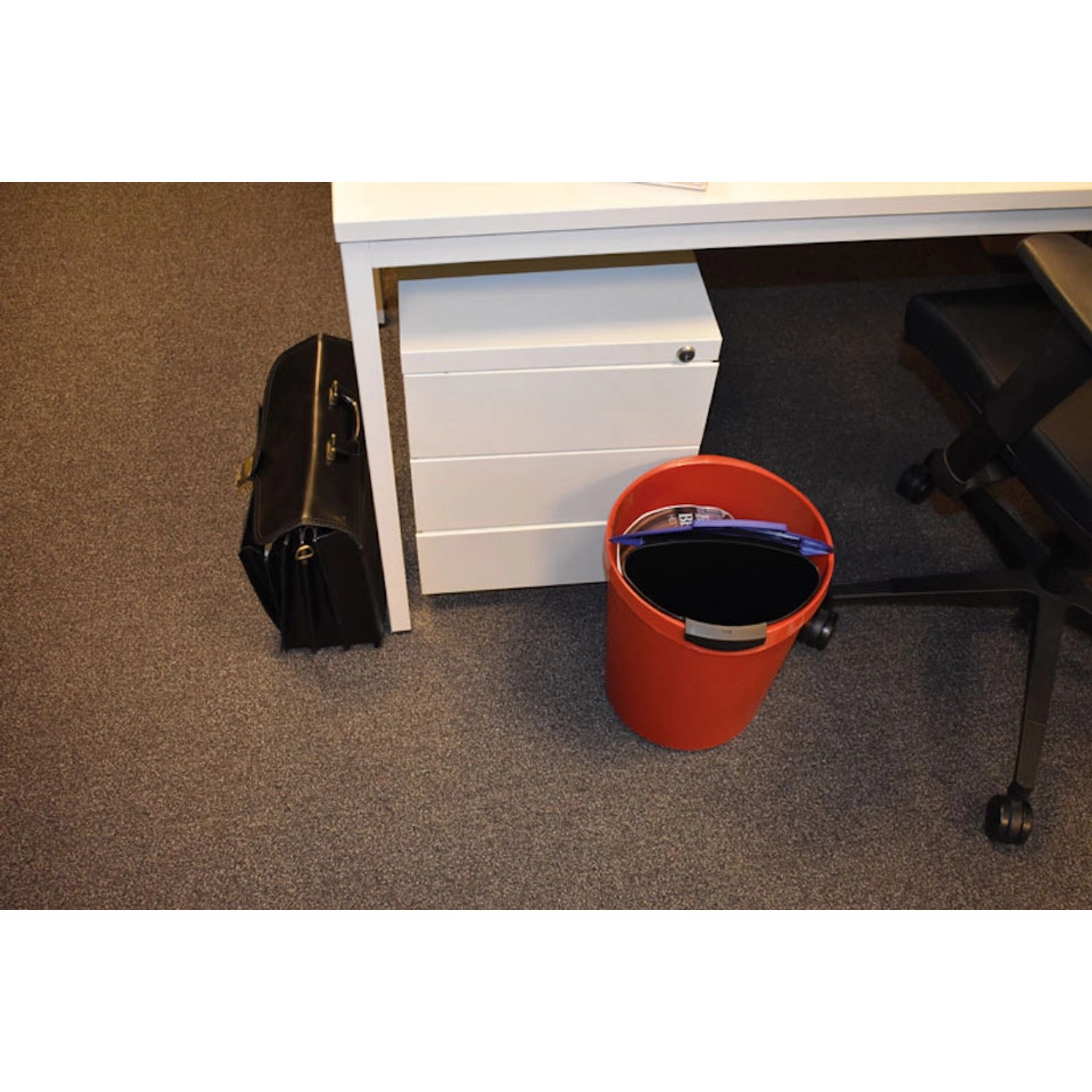 Roter, runder PROREGAL Papierkorb aus Kunststoff, 18 Liter, unter einem Schreibtisch.