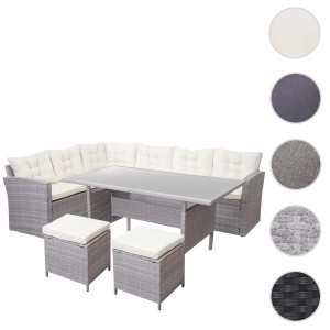 Helle Poly-Rattan Lounge-Garnitur mit Tisch und Hockern, Kissen in Creme.